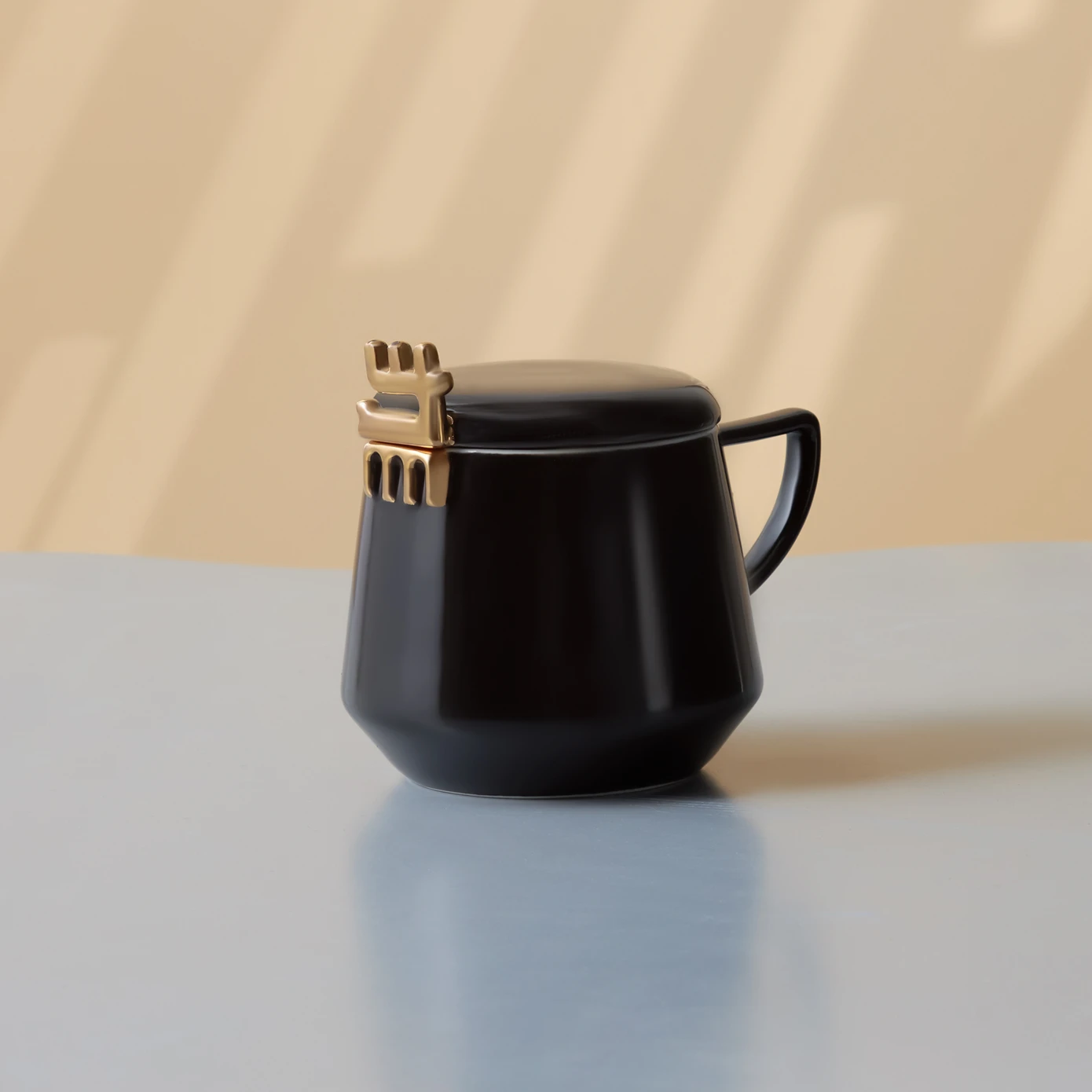 [153.03.05.0192] KARACA 50TH ANNIVERSARY SIGNATURE COLLECTION BLACK 350 ML MUG WIT