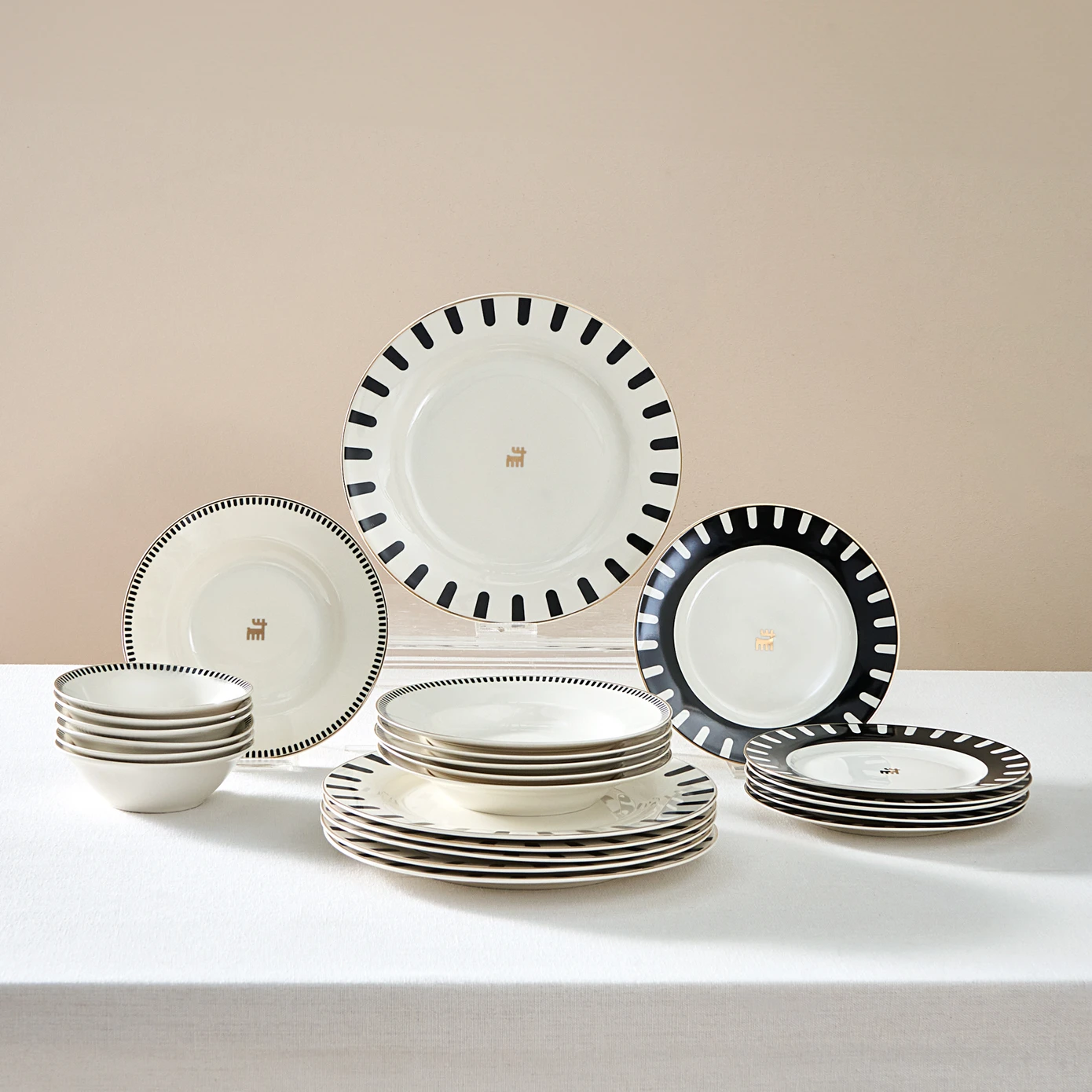 [153.03.06.9521] KARACA 50TH ANNIVERSARY SIGNATURE COLLECTION KOREA 24 PIECES YMT FOR 6 PEOPLE